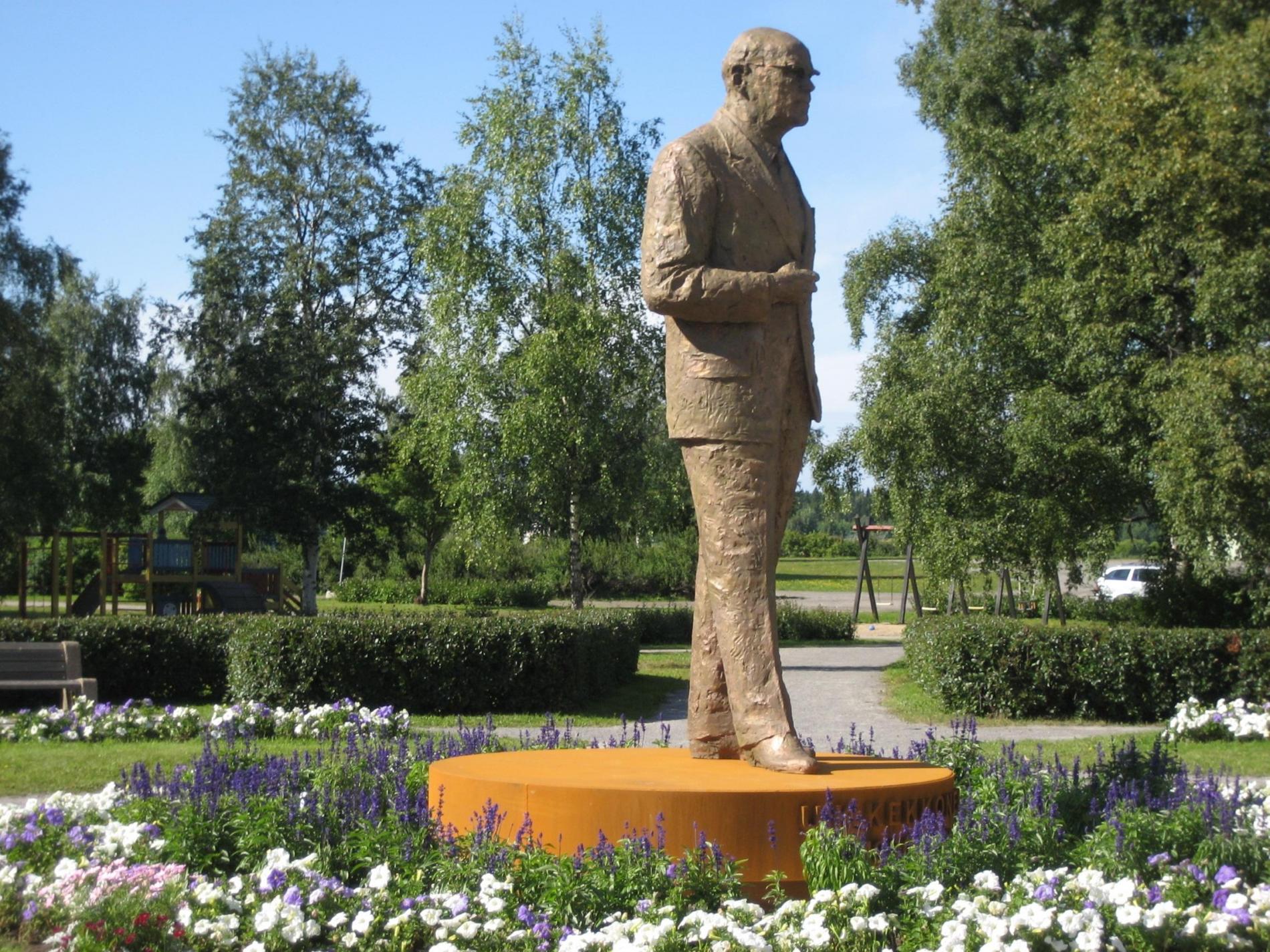 Presidentti Kekkosen patsas Raatihuonetta vastapäätä.