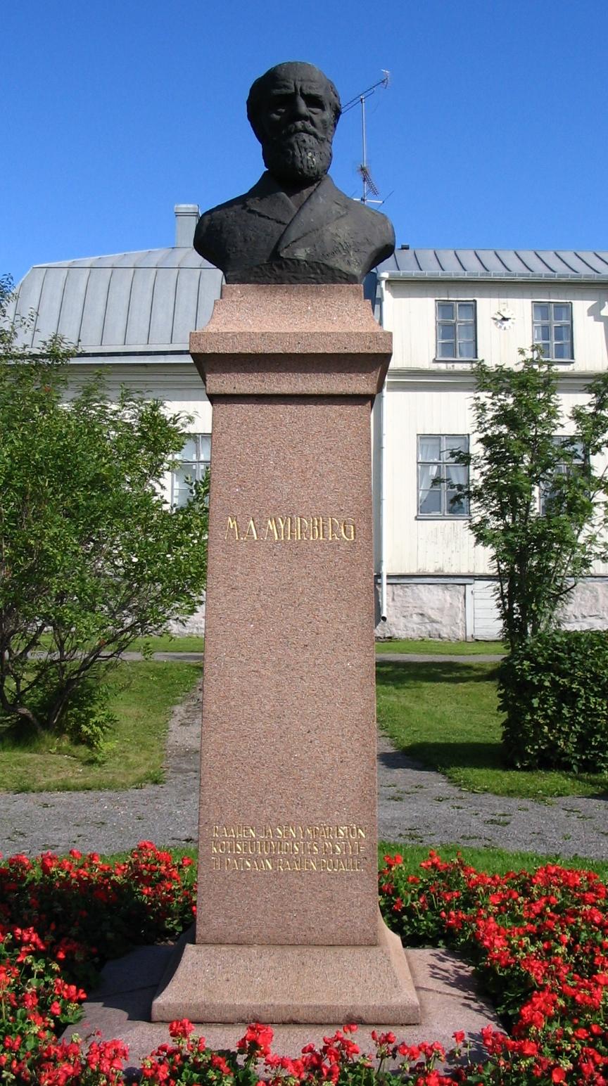 Myhrbergin patsas puiston kulmassa.