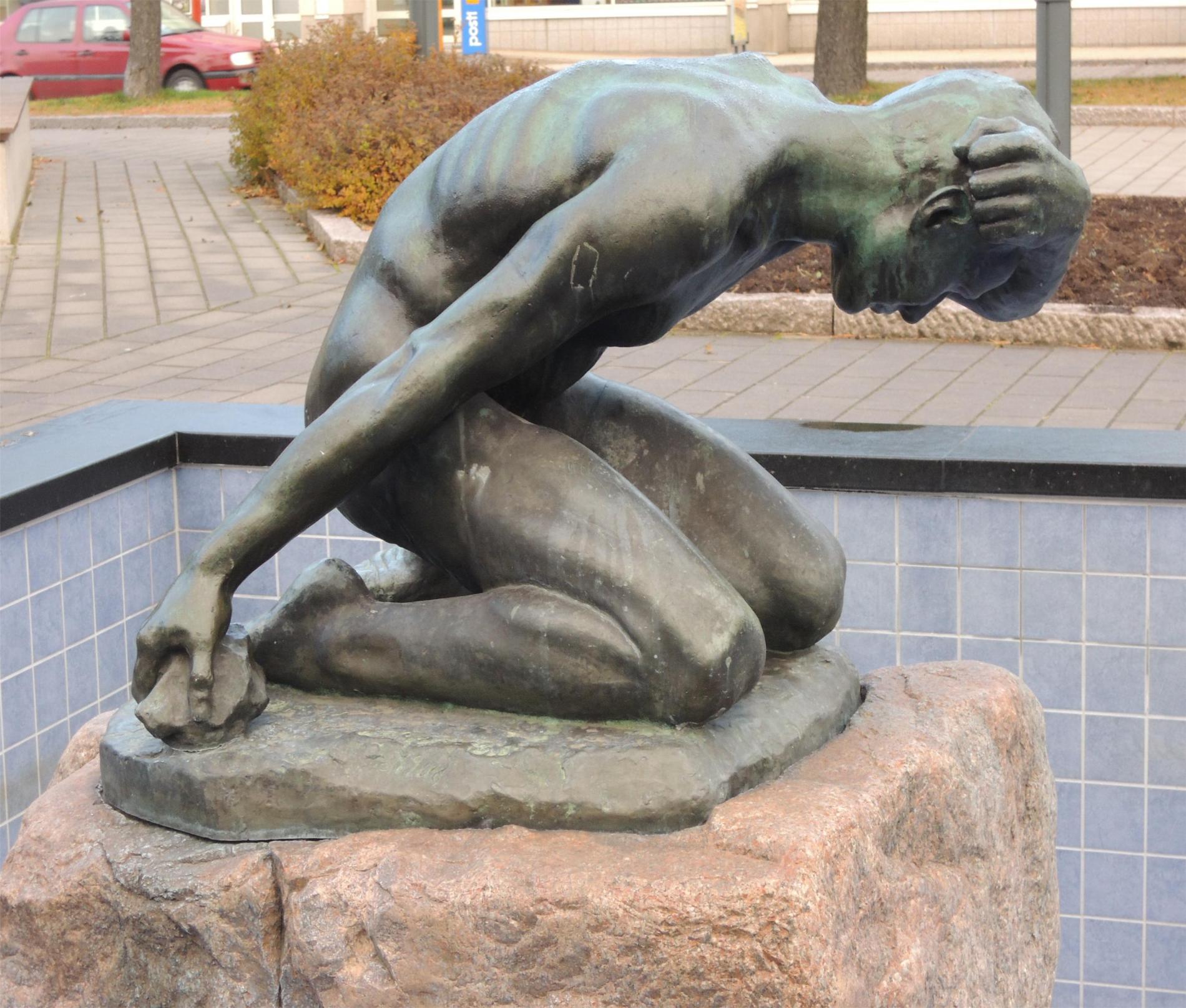 Puolustaja-patsas Härkätorin puistossa.