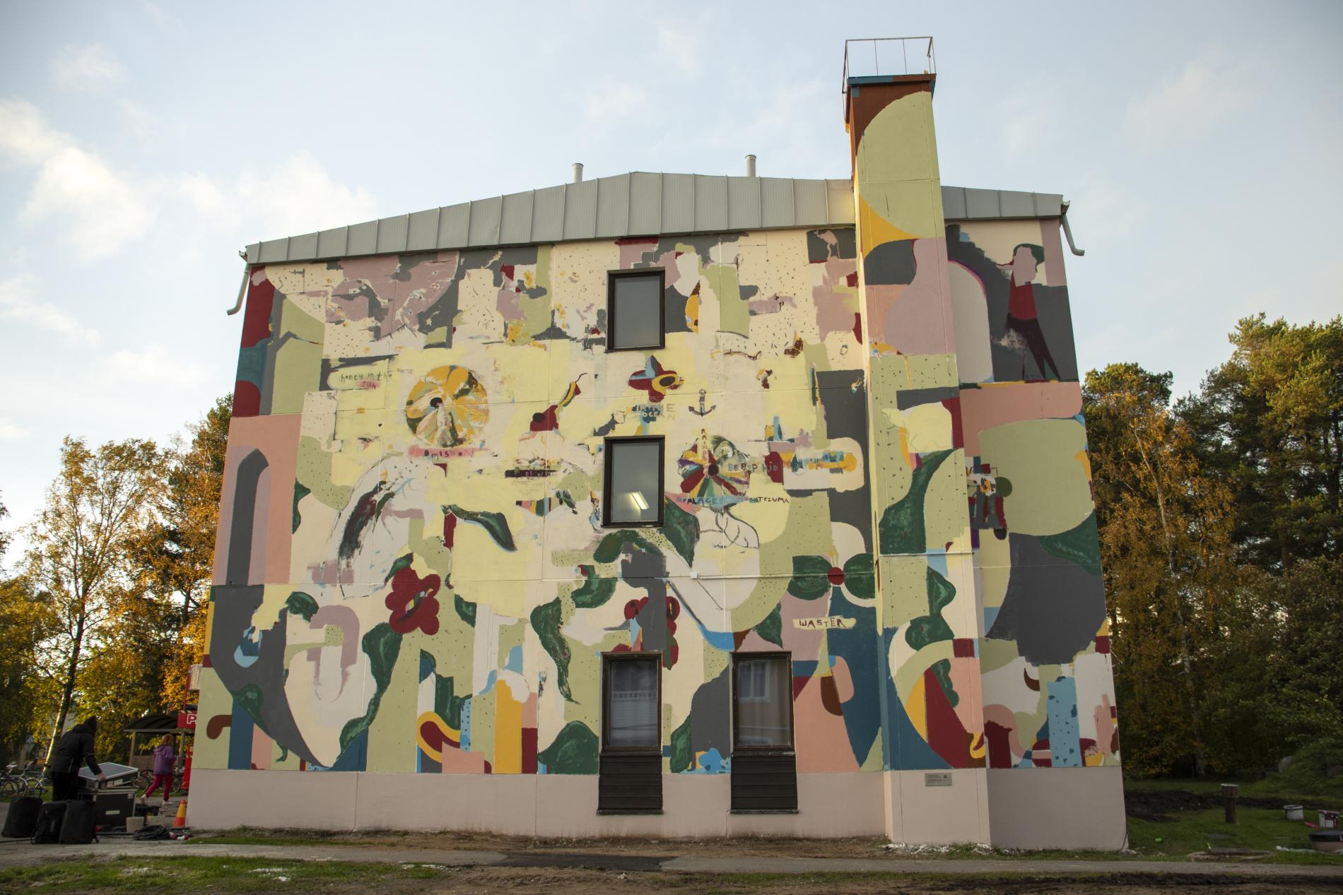 Kuvassa Kim Somervuoren maalaama muraali "Kaupunkikukkia"