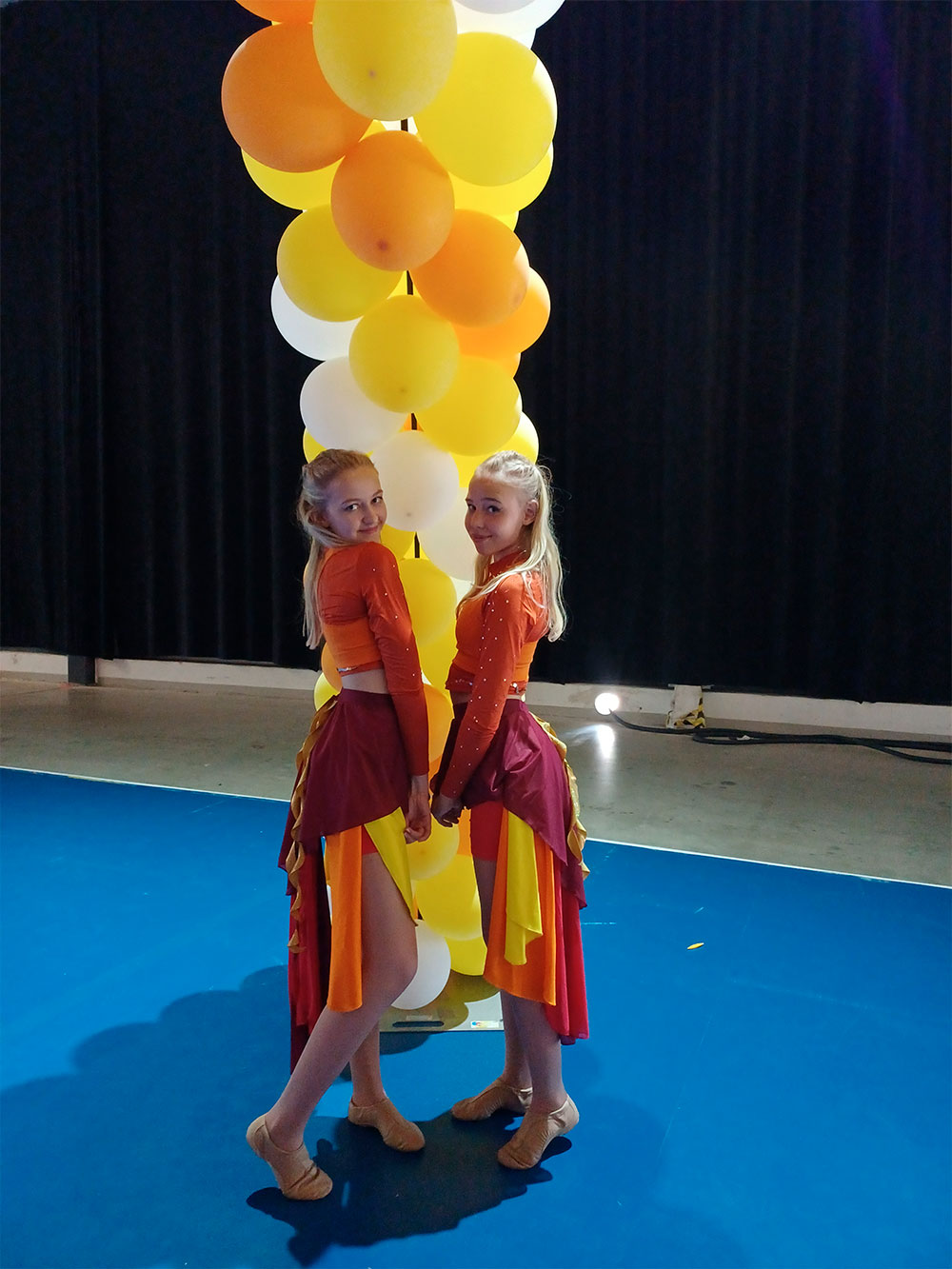 Kaksi nuorta tanssijaa ilmapallojen kanssa