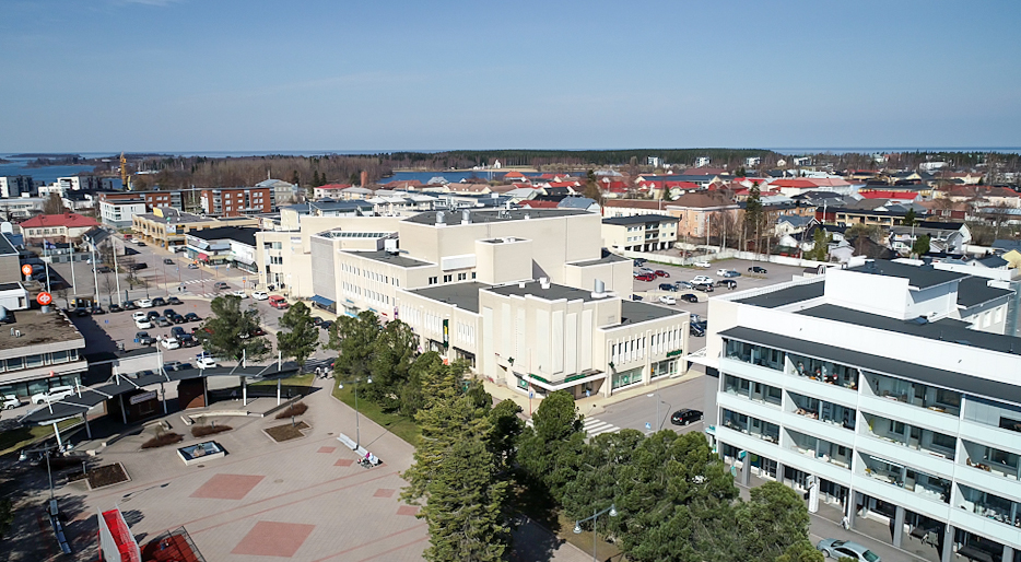 Kuvassa keskellä Kauppaporvarin kiinteistö. Kuvattu dronella.